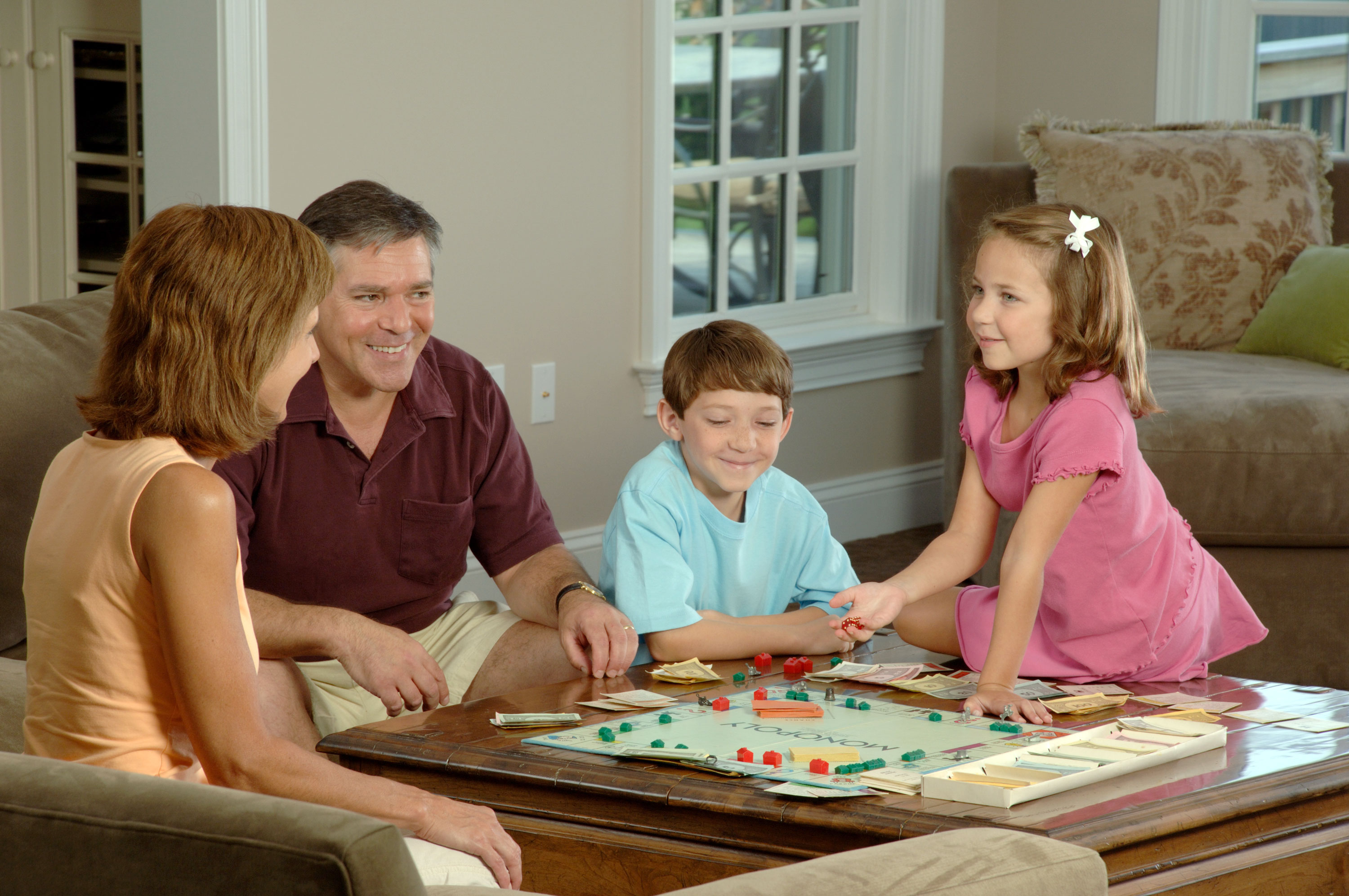 Family games 3. Досуг семьи. Настольная игра «о семье». Родители и дети. Семья в доме за настольными играми.